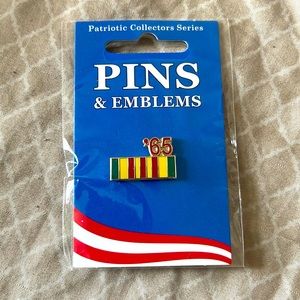 Vietnam 1965 pin
